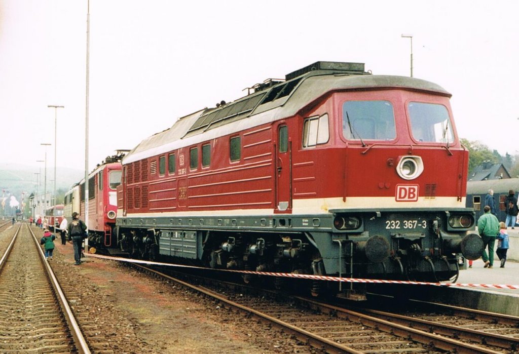 Fahrzeugschau anl��lich des Bahnhofsfestes 1997 in Bestwig, hier mit 232 367-3.
(Scan vom alten Foto)