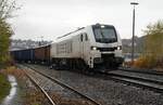 Bei Dauerregen am Nachmittag des 3.11.2021 wurden mit der Stadler Eurodual 159 218-7 (Ecco Rail) Rangierarbeiten mit einem Holzzug im Bahnhof Arnsberg durchgeführt.
