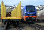 Abgestellte raildox 159 444-9 (Stadler Eurodual 90 80 2159 44 9D_RDX) am 1.2.2024 im Bahnhof Arnsberg bei der Beladung eines Holzzuges.