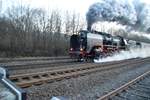 50 3501 beschleunigt am 27.01.2018 in Bestwig den Sonderzug über Willingen, Korbach und Marburg nach Treysa.
